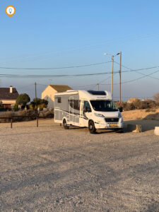 De camper op de overnachtingsplek in Sidamon