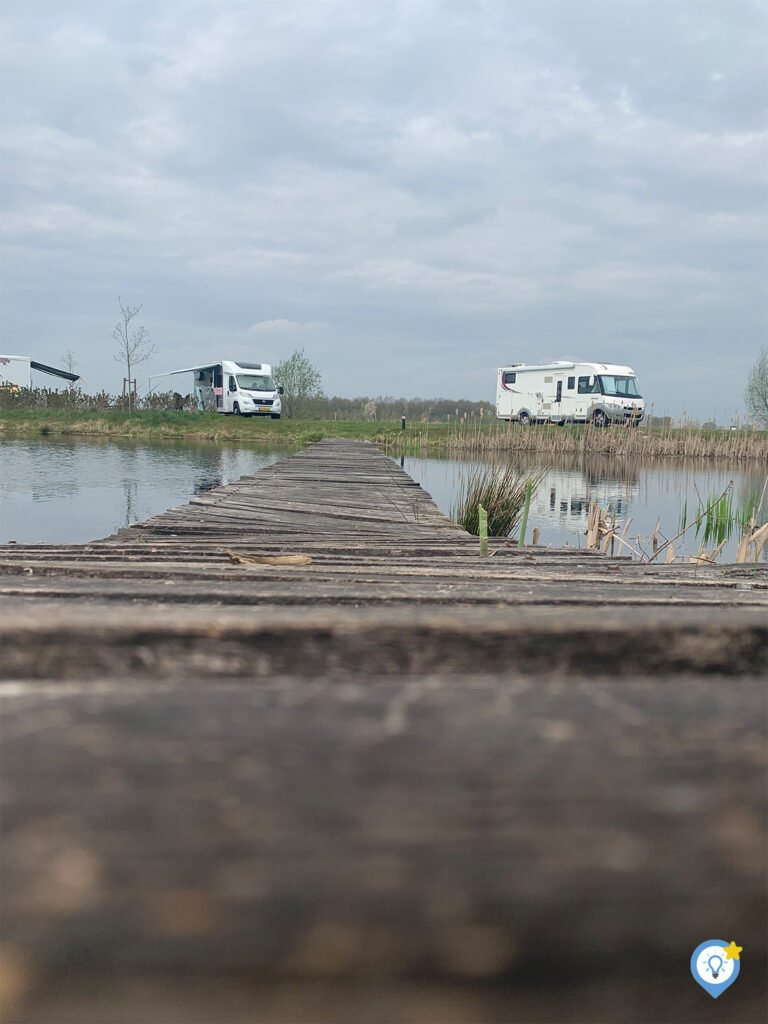 De loopbrug over het water bij Camping Wetland