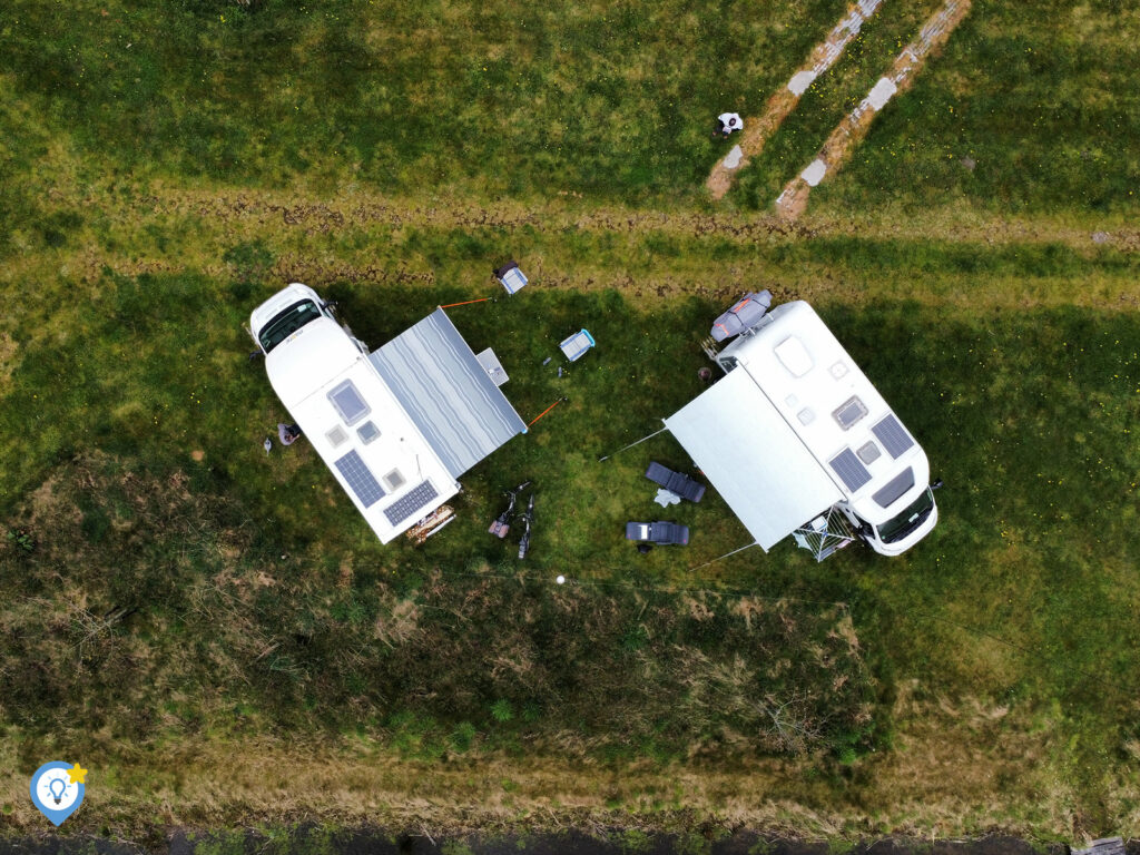 Onze camper en de camper van de ouders van Justin