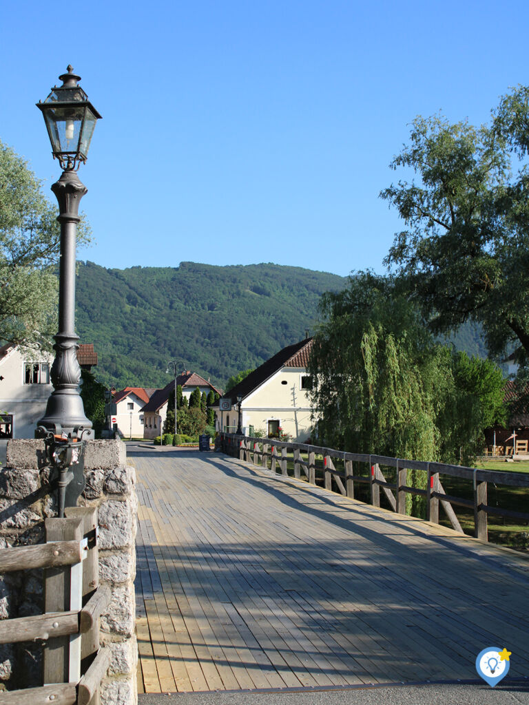 Ingang van het dorp Kostanjevica na Krki vlak naast de camperplaats