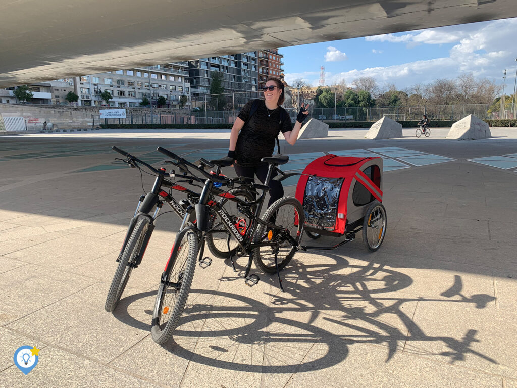 Renée met de mountainbikes in het park van Valencia