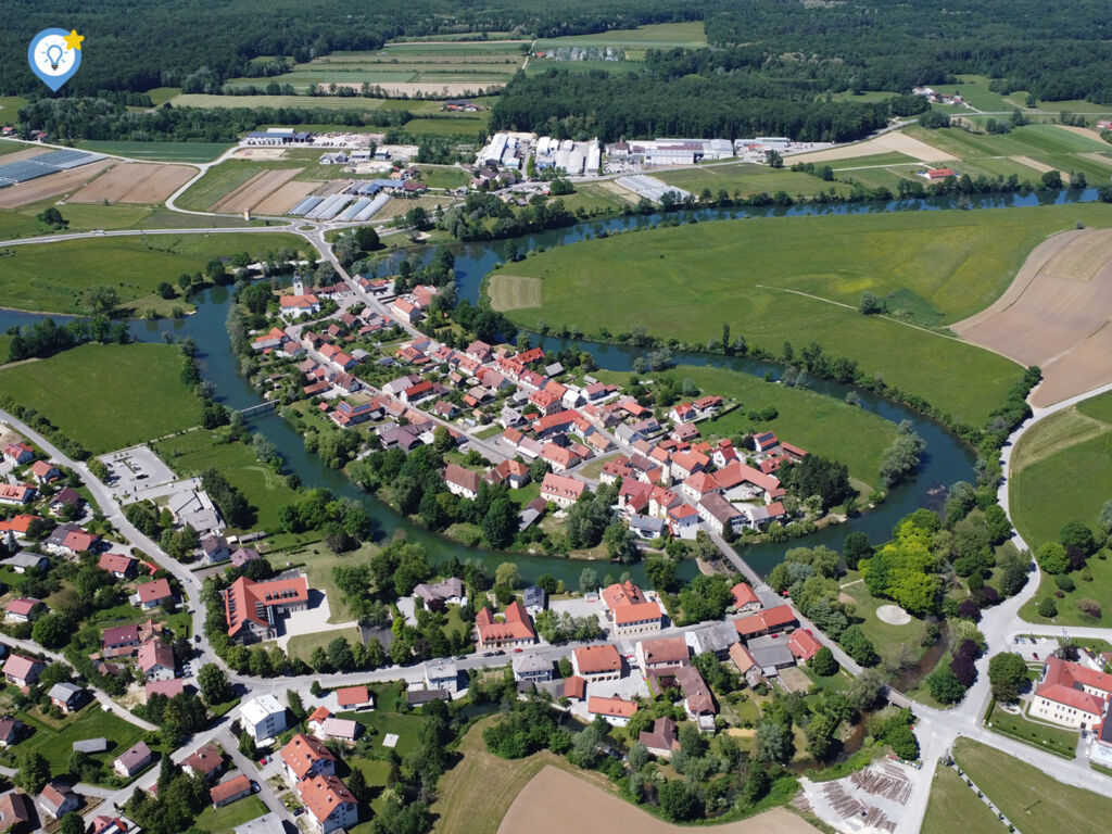 Het plaatsje Kostanjevica Na Krki vanuit de lucht