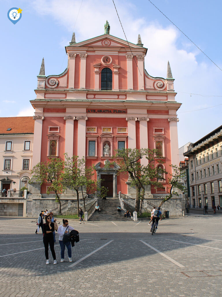 De roze kerk die op het plein van Ljubljana te vinden is