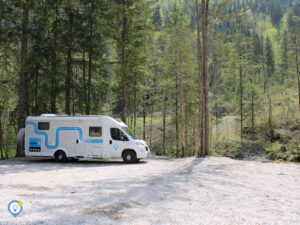 Zij aanzicht van onze camper op de overnachtingsplaats bij Logar Valley