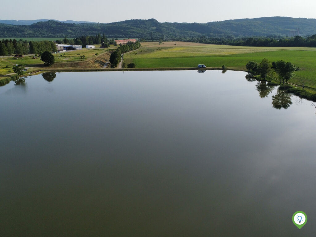 Foto vanaf het water op de plek in Lipik