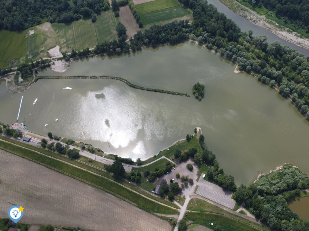 Uitzicht van bovenaf bij de recreatieplas