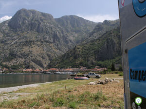 Vanaf onze camper zie je de oude stad Kotor