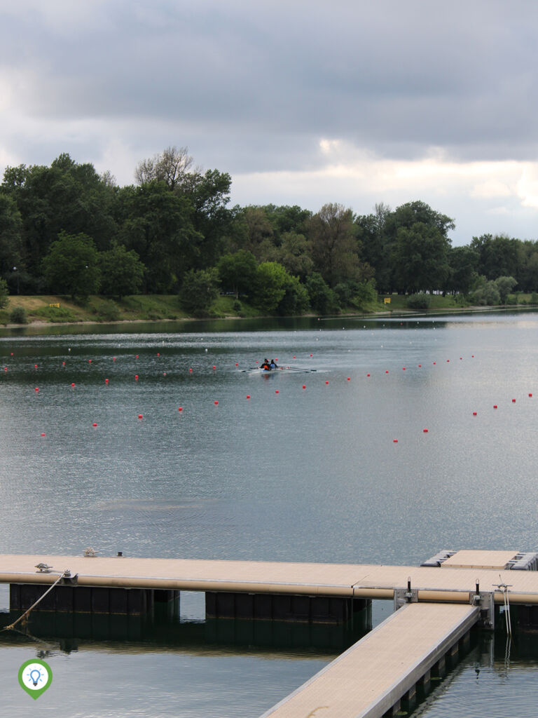 Roeiers op het recreatiemeer bij Zagreb