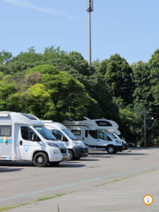 Onze camper op de parkeerplaats in Italië