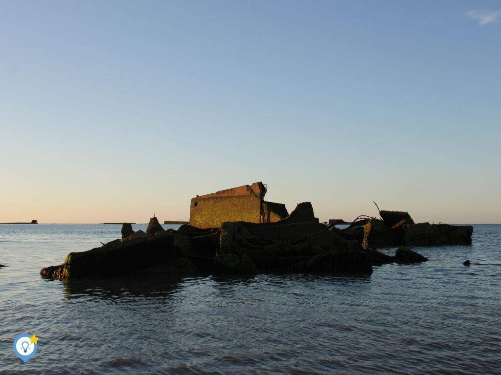 Overblijfselen van de kunstmatige haven in Arromanches