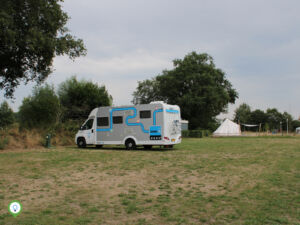 Onze camper staat er goed bij op Camping Lansbulten