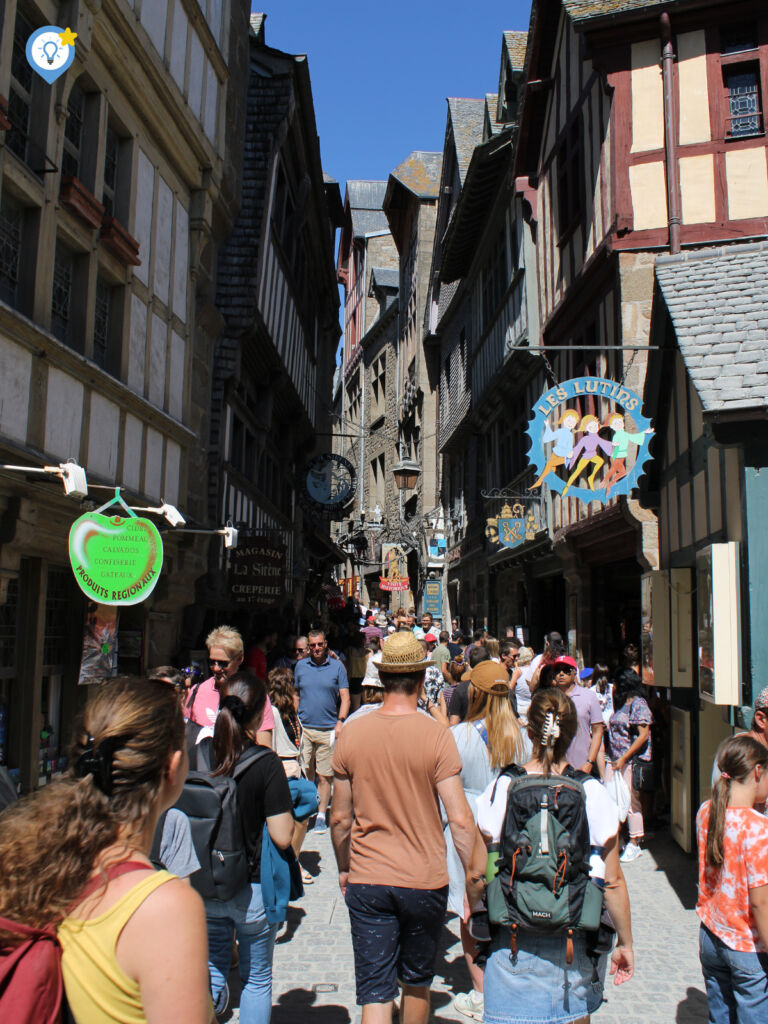 De drukke smalle straatjes in Saint-Michel