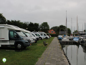 De camperplaats bij Sloten staat helemaal vol