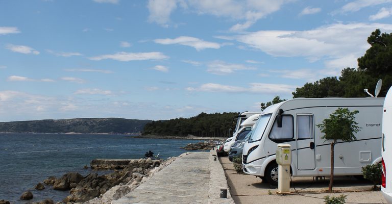 De premium plekken direct aan de zee op camping Ježevac